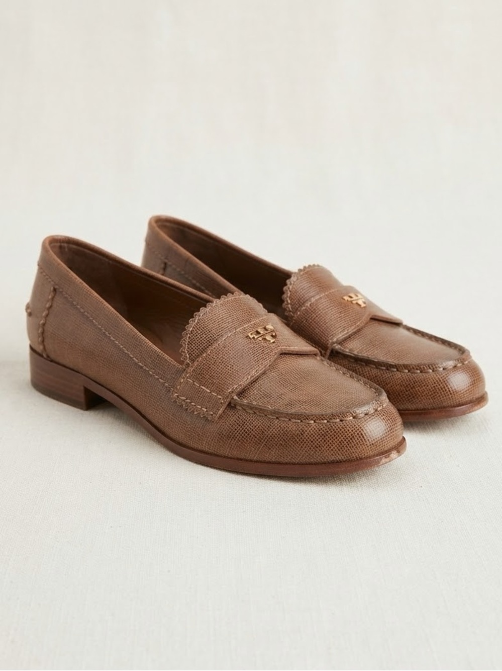 TORY BURCH Brown Textured Leather Penny Loafers Size 7M Gold Logo Hardware Slip